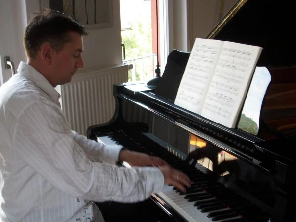 Martin Frey spielt an einem Flügel